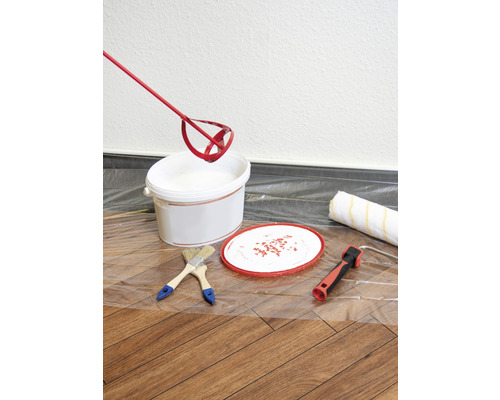 Verfemmer, verfmixer, kwasten en verfroller op een beschermende folie voor schilderwerk