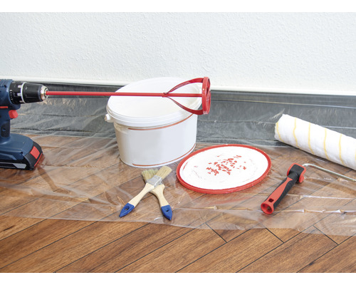 Verfemmer, roerwerk, boormachine, verfroller en kwasten op een folie