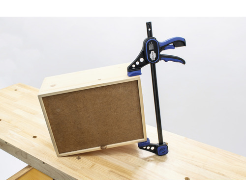 Houten kist met schroefklem op een werkbank