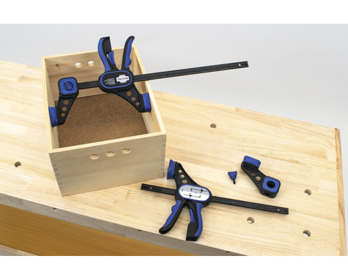 Houten kist met éénhandsklemmen op een werkbank