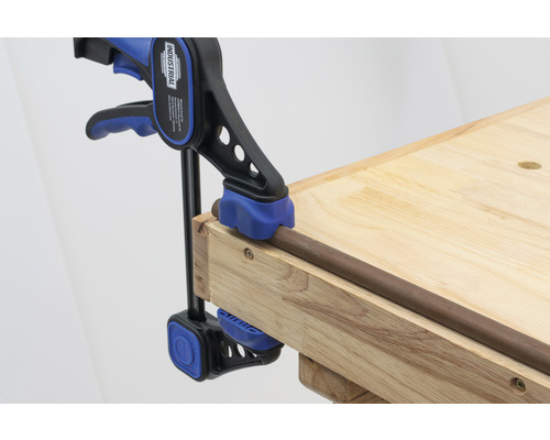 Werkbank met klem om een koperen buis te fixeren