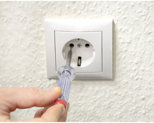 Een stopcontact wordt gecontroleerd met een fasedetector.