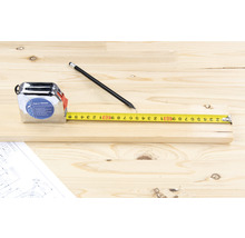 Meetlint, potlood en houten plank op bouwtekening