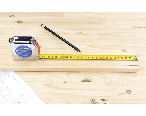 Meetlint, potlood en houten plank op bouwtekening