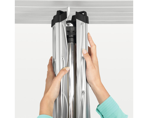 Opgevouwen wasmolen wordt vastgehouden door twee handen.