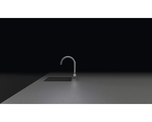 Keukenkraan op werkblad met spoelbak