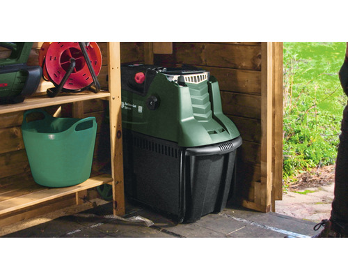 Tuinhakselaar in een houten schuur samen met een emmer en een haspel