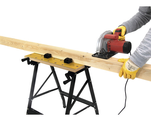 Vakman zaagt een houten plank op een werkbank met een cirkelzaag.