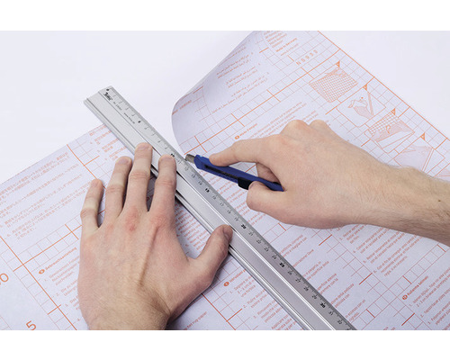 Snijden van een folie met een stanleymes en een liniaal