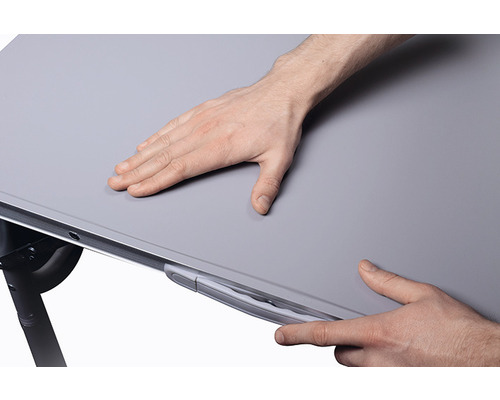 Gedetailleerd beeld van een glad tafeloppervlak met een hand