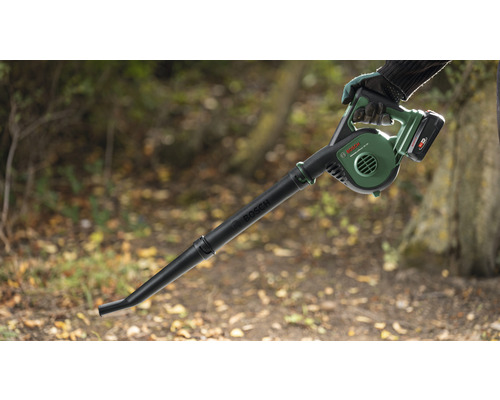 Bosch accu bladblazer in gebruik in de tuin