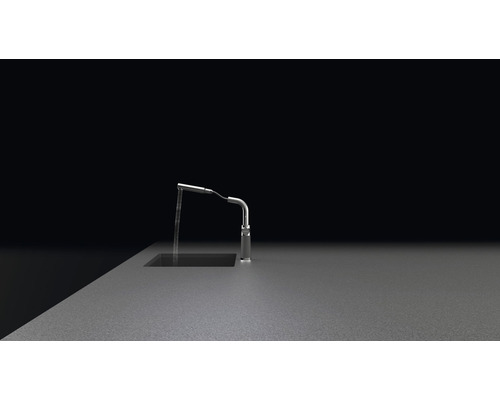 Metalen kraan met stromend water in een wastafel