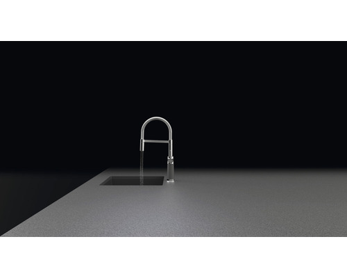 Keukenkraan met water uit de kraan boven de wasbak