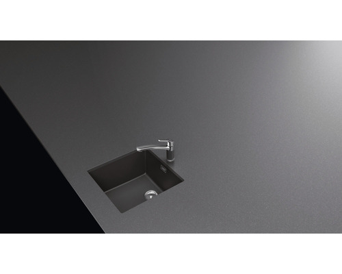 Spoelbak met kraan in een werkblad