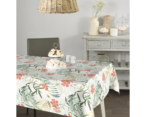 Tafelsetting met tafelkleed met plantenmotief op een tafel