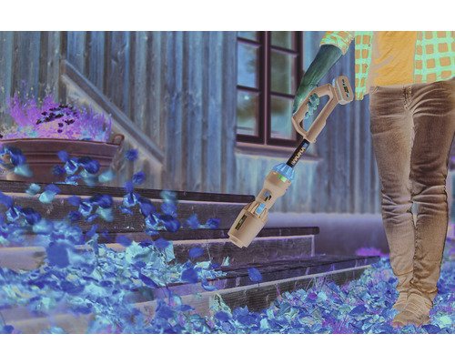 Een persoon gebruikt een draadloze bladzuiger om bladeren van een trap te verwijderen.