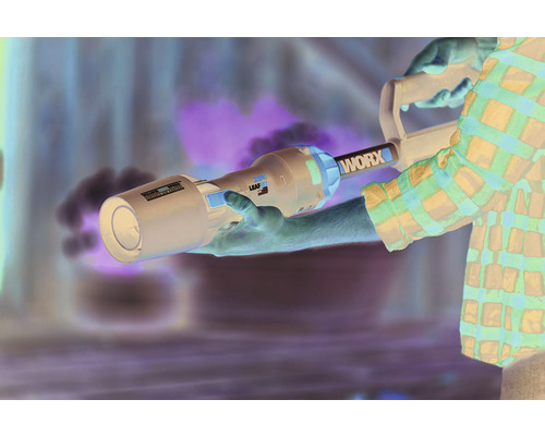 Persoon houdt een bladblazer van het merk WORX vast