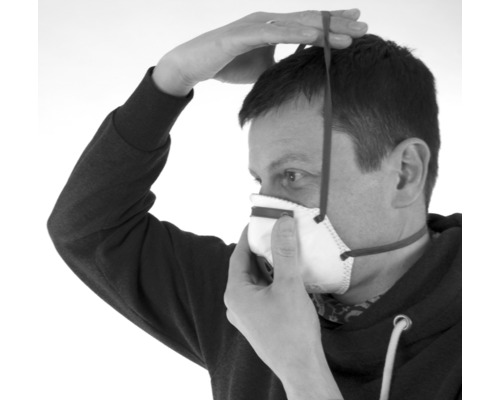 Een persoon zet een ademhalingsmasker op.