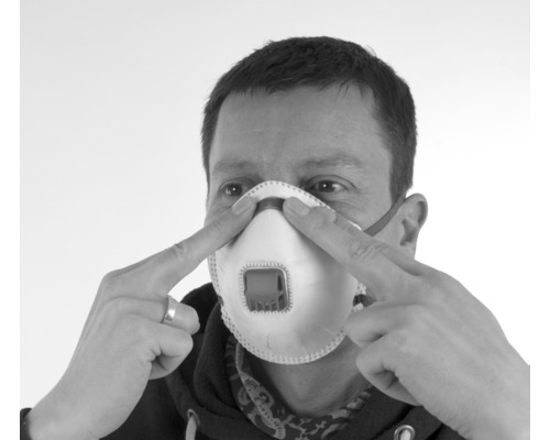 Man past ademhalingsmasker aan