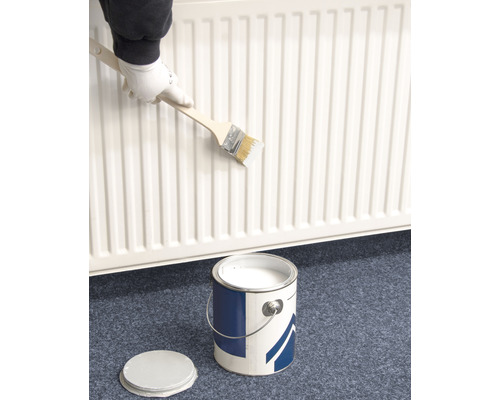 Radiator schilderen met penseel en verfblik