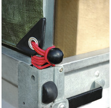Detailopname van een aanhangwagenzeil met elastische koordbevestiging aan een metalen frame
