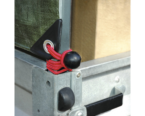 Detailopname van een aanhangwagenzeil met elastische koordbevestiging aan een metalen frame