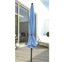 Gesloten parasol op een terras