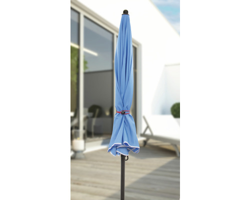 Gesloten parasol op een terras