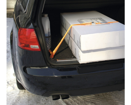 Lading vastzetten in de kofferbak met spanband en dozen