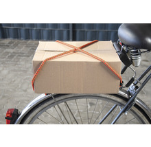 Een doos is met een bagagespin op een fiets bevestigd.