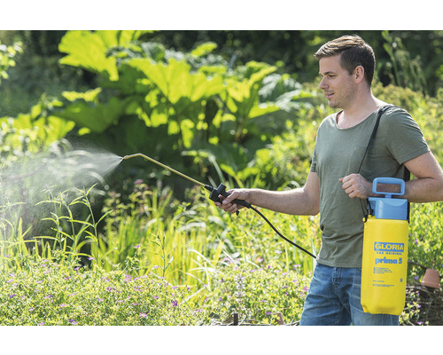 Man gebruikt Gloria Prima 5 drukspuit voor plantverzorging in de tuin.