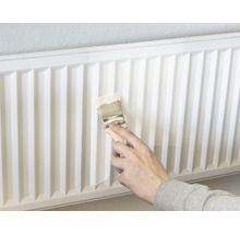 Radiator schilderen met een kwast