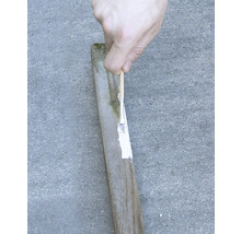 Houten paal schilderen met een penseel