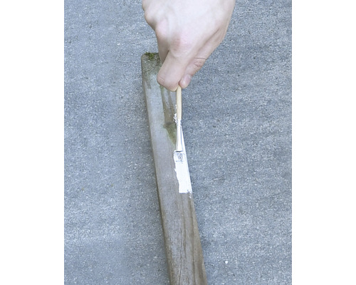 Houten paal schilderen met een penseel