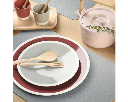 Gedekte tafel met borden, houten bestek, placemats en theepot