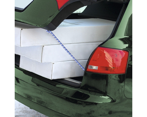 Lading vastgezet met een elastisch koord in de kofferbak van een auto met meerdere dozen.