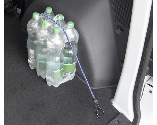 Een zespack waterflessen, vastgezet met een elastisch koord in de kofferbak.