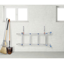 Opslag van tuingereedschap en een ladder aan een muur.