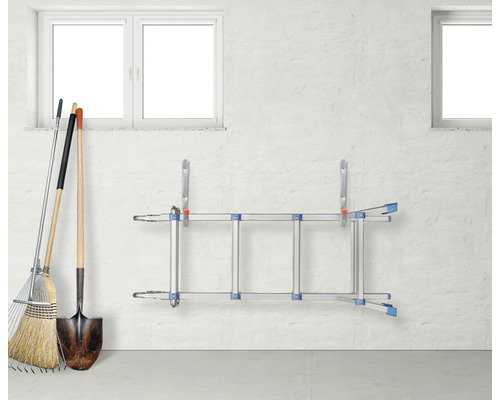 Opslag van tuingereedschap en een ladder aan een muur.