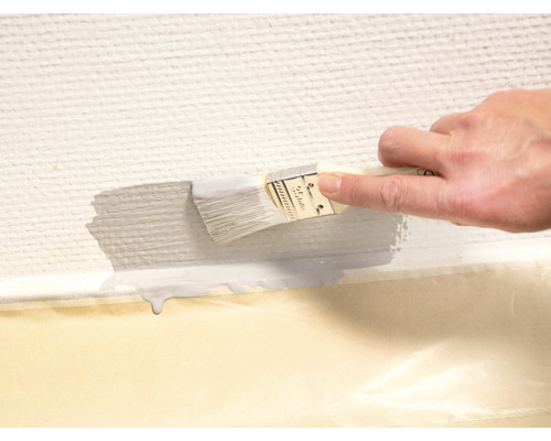 Een muur schilderen met een kwast