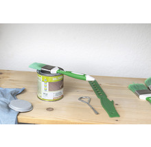 Houtbeits blik met kwast en gereedschap op houten tafel
