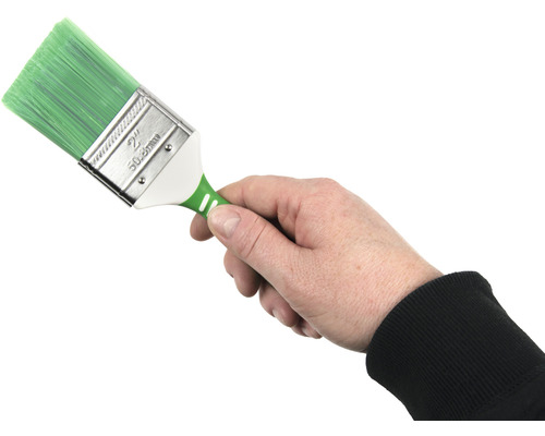 Hand houdt een kwast vast
