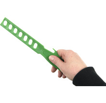 Hand houdt roerlepel met gaten vast