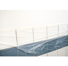 Afgedekte tegelwand in badkamer ter bescherming tegen vuil en schade tijdens renovatiewerkzaamheden.