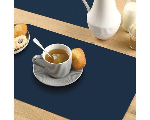 Scène met servies, gebak en placemat