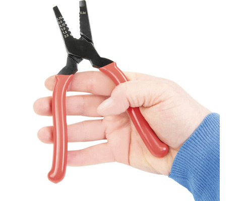 Hand houdt een draadstriptang met rode handgrepen vast.