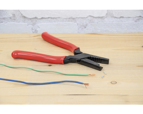 Striptang met elektrische kabels op een houten tafel