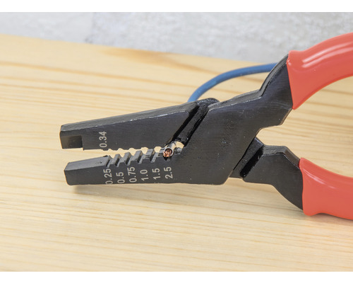 Striptang met draad in gebruik