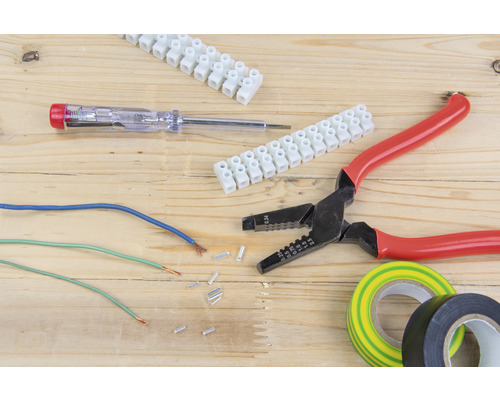 Elektriciensgereedschapsset met kroonstenen, striptang, adereindhulzen, spanningzoeker en isolatietape