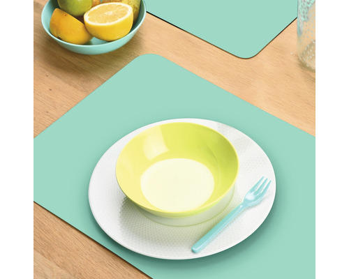 Tafeldecoratie met placemat, bord, kom en vork op een houten tafel